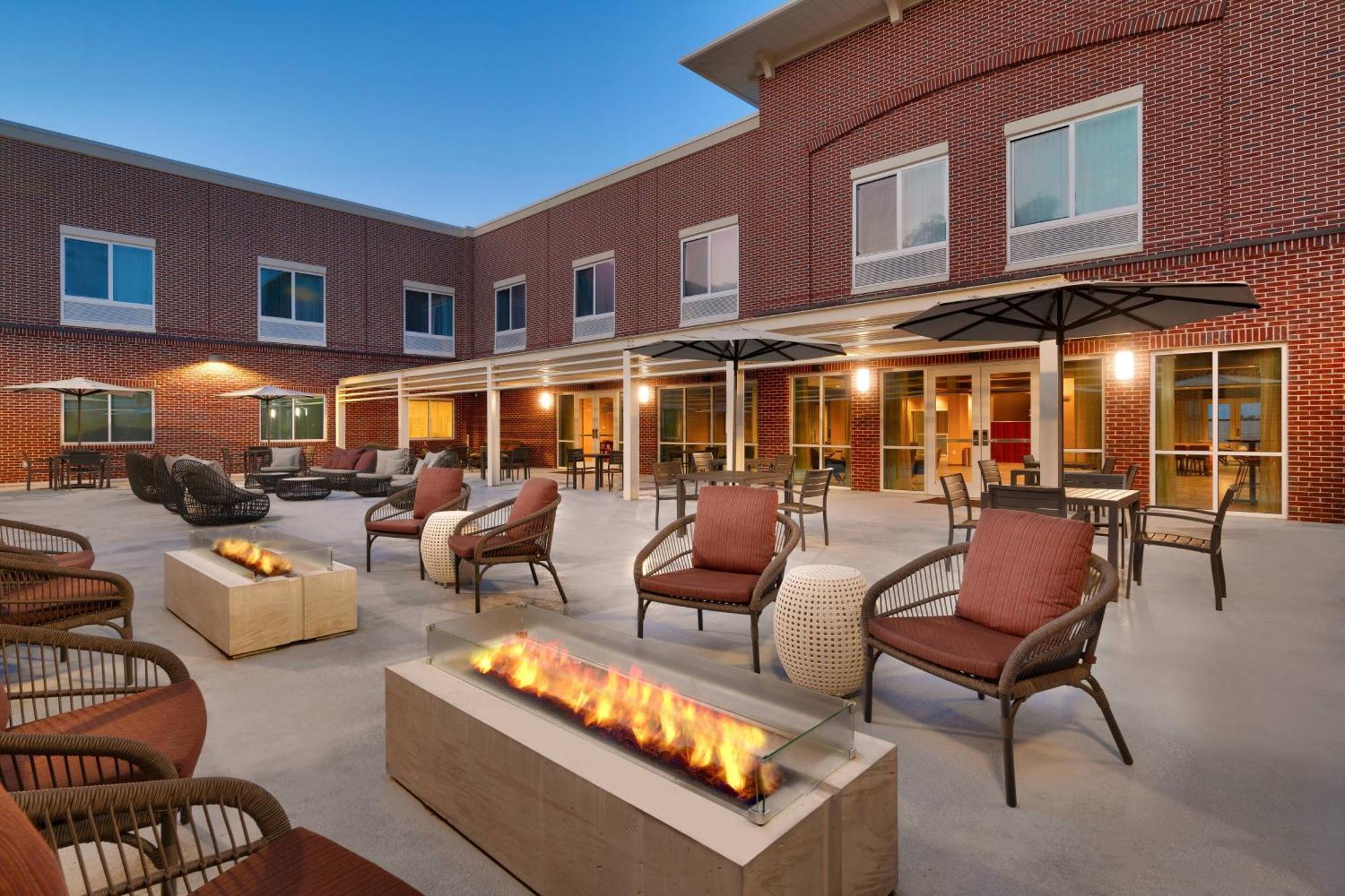 Courtyard By Marriott Atlanta Duluth Downtown Hotel Buitenkant foto